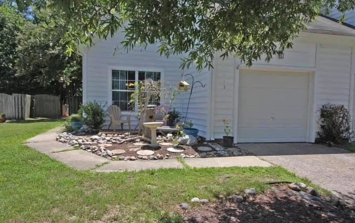 4 bed, 2.5 bath, 1700 sqft, $2,300 — Photo 2