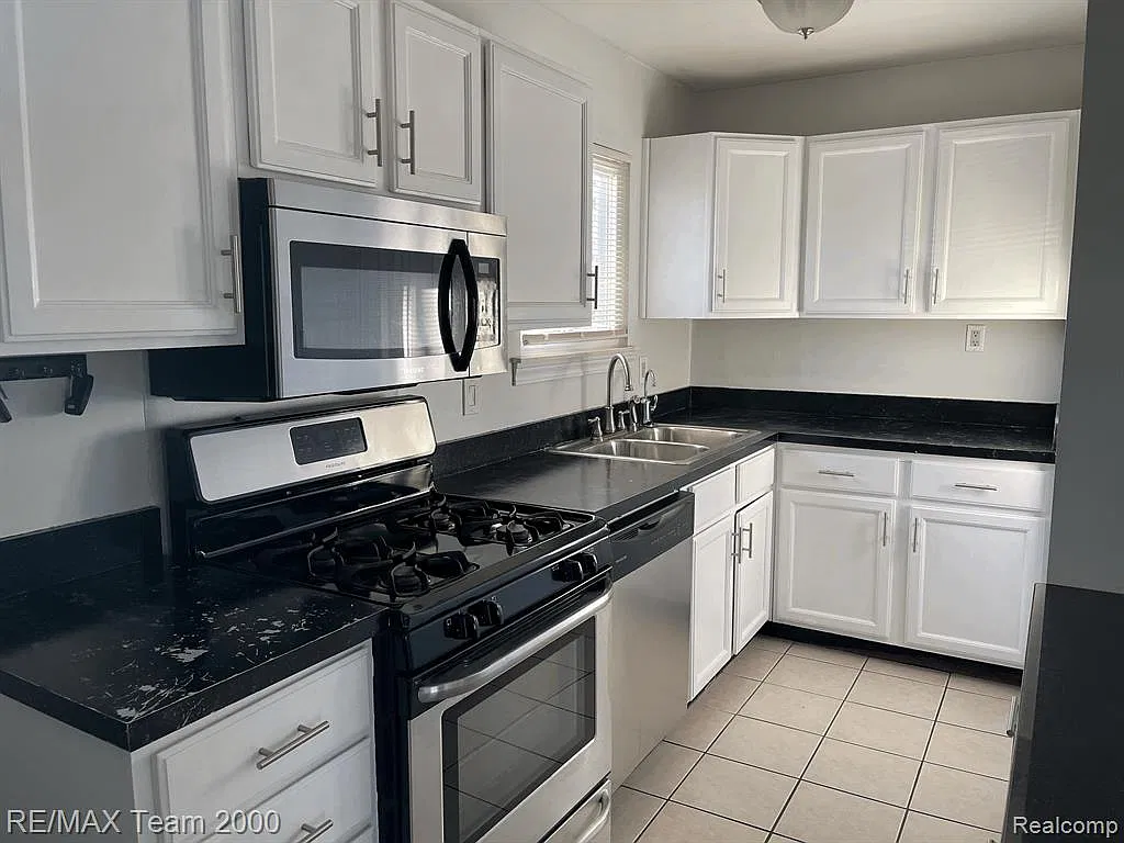 3 bed, 1.0 bath, 900 sqft, $1,499 — Photo 2