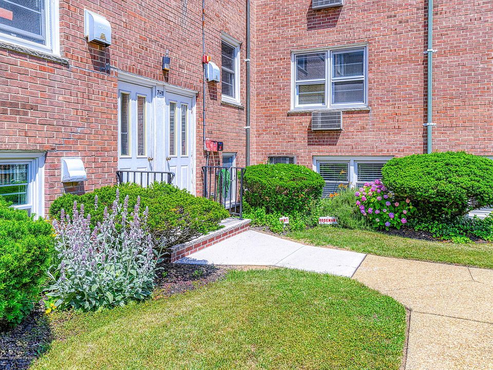 1st image of 15 Arlington Ct #15