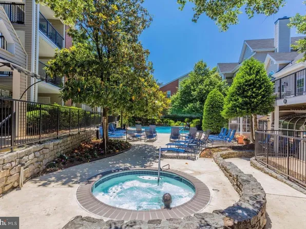 3308 Wyndham Cir APT 221, Alexandria, VA 22302