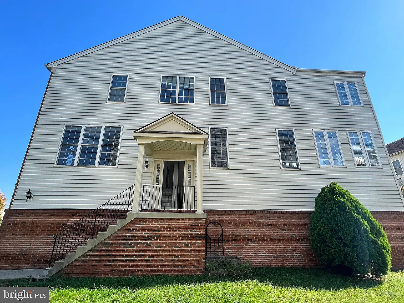 3 bed, 2.5 bath, 2800 sqft, $3,000 — Photo 3