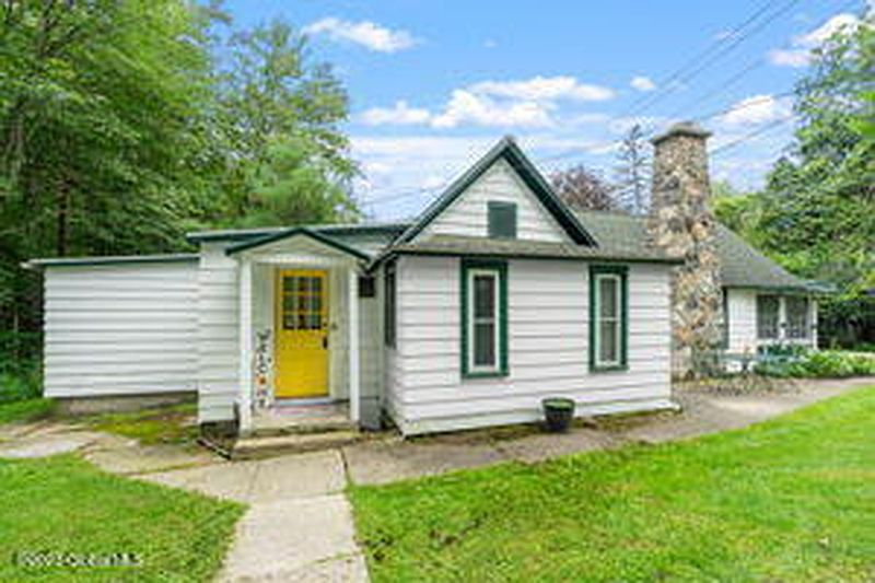 3rd image of 28 Andrew Avenue