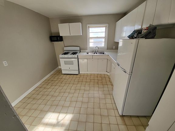 3rd image of 1418 W Waldo Ave