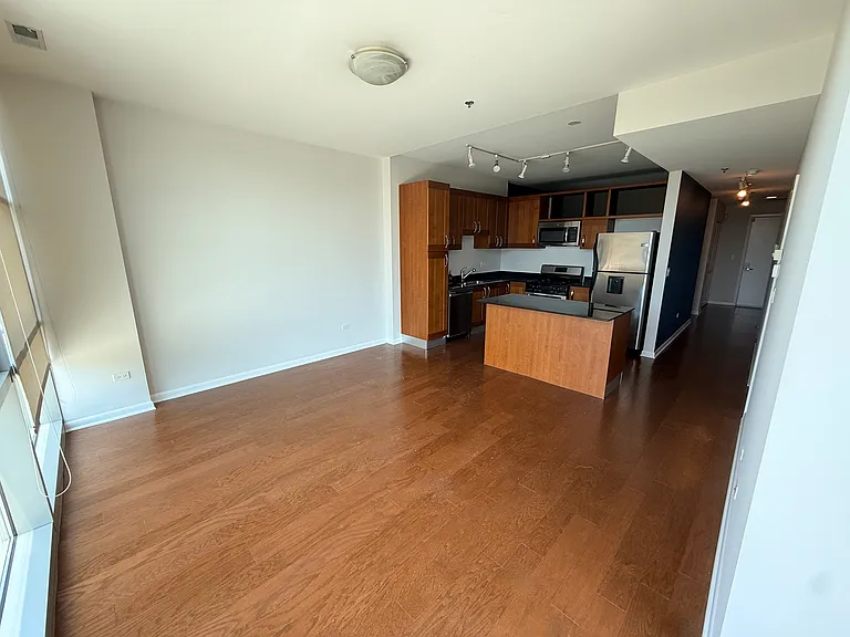 225 S Sangamon St #310 — Photo 2