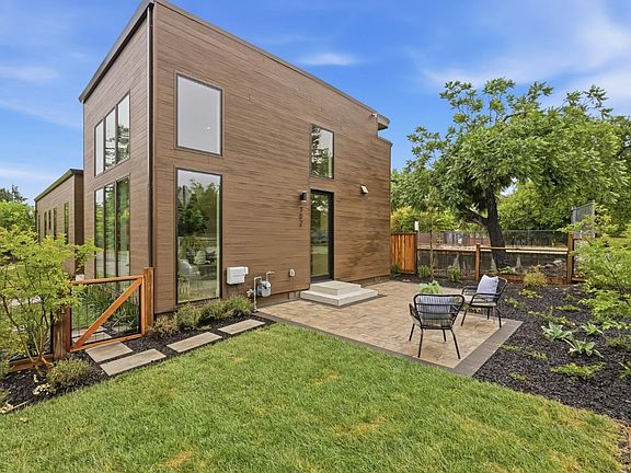2nd image of 702 Ellsworth Pl
