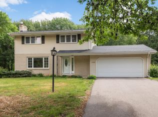 10928 London Dr, Burnsville, MN 55337