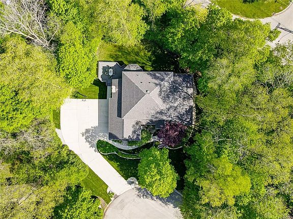 5th image of 374 Brookwood Dr
