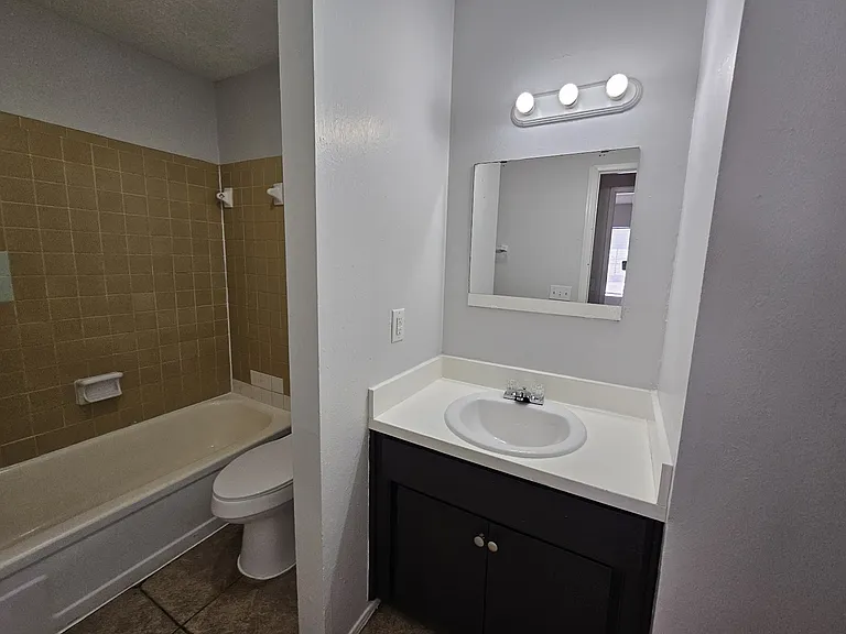 2116 SW 51st St — Photo 4