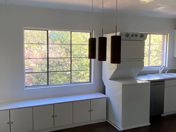DR, W/D & Storage window seat