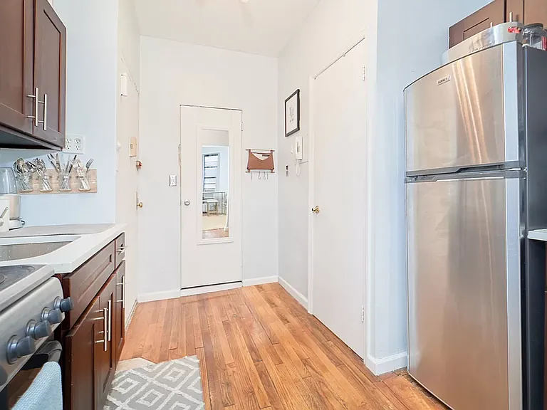 331 W 43rd St #4D — Photo 6