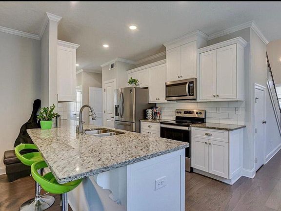 4th image of 431 Longmeadow Dr