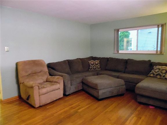4th image of 903 Bockstoce Ave
