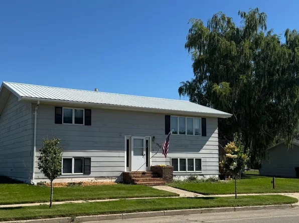 720 6th St W, Williston, ND 58801