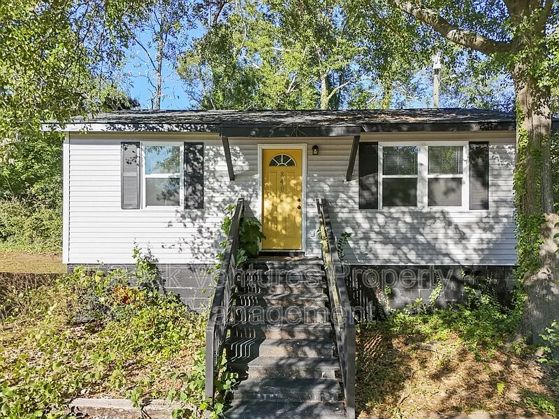 2 bed, 1.0 bath, 720 sqft, $1,300 — Photo 1