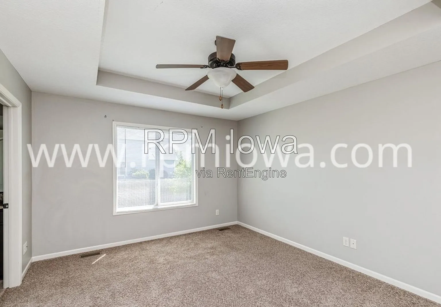 4 bed, 2.5 bath, 2405 sqft, $2,395 — Photo 2