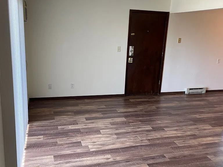 Immaculate Updated 1 and 2 Bedrooms with 1 Bath — Photo 8