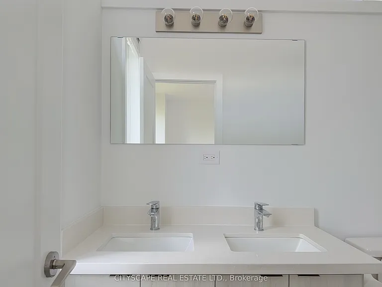 416 Dundas St S #13 — Photo 13