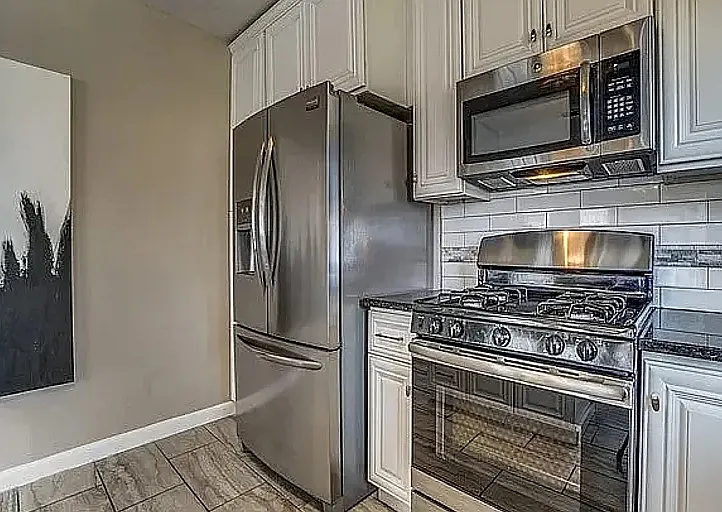 1011 Lombrano St — Photo 7