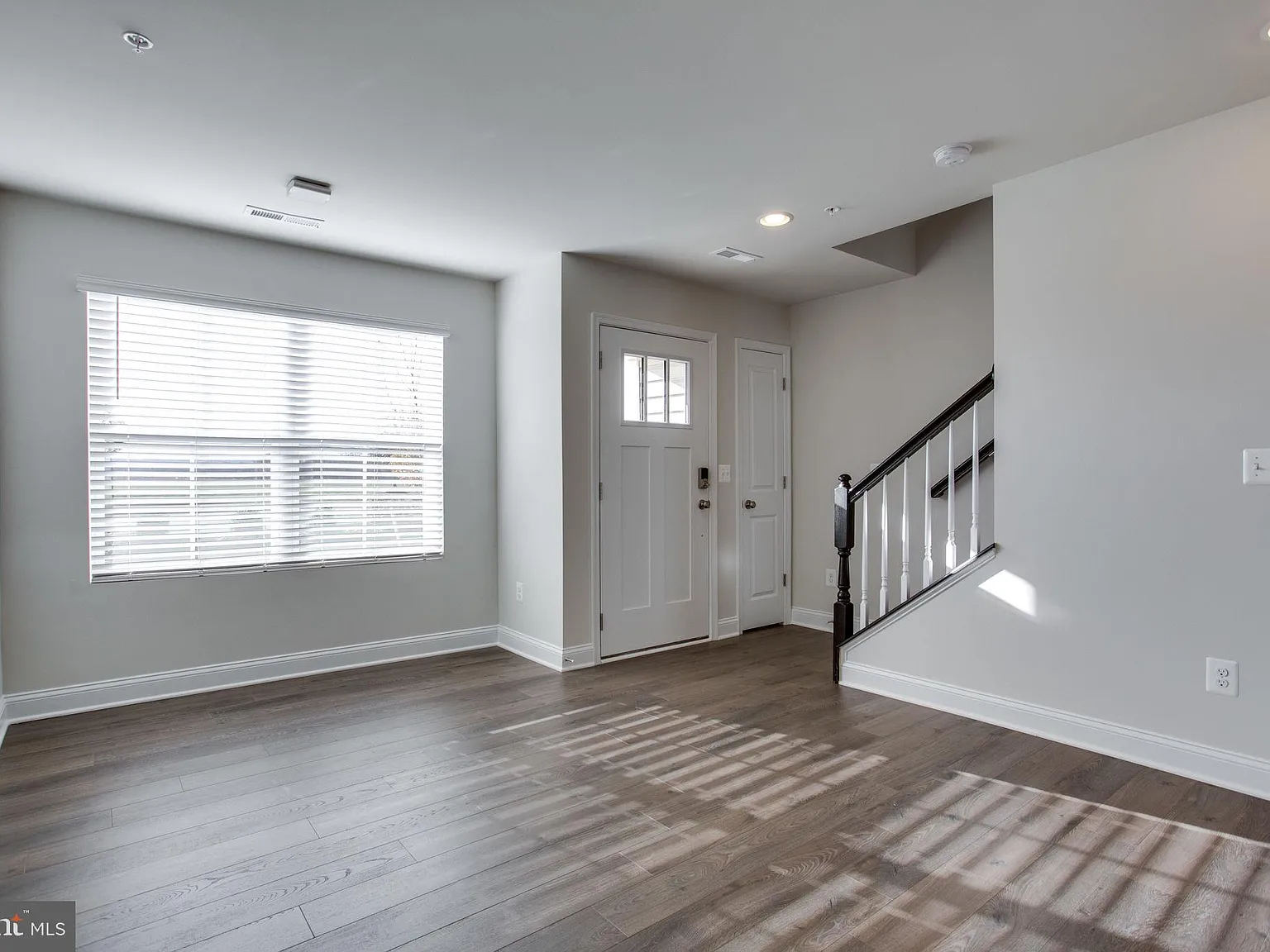 3 bed, 4.0 bath, 2150 sqft, $2,850 — Photo 4