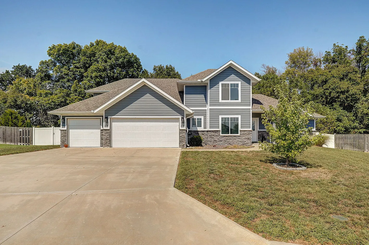 5 bed, 2.5 bath, 2680 sqft, $3,000 — Photo 1