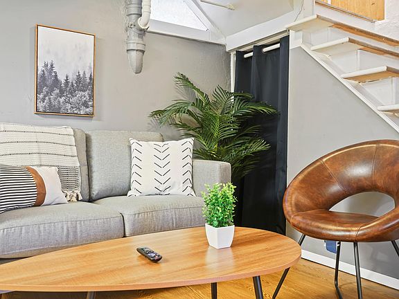 2nd image of 401 S Lincoln St #3
