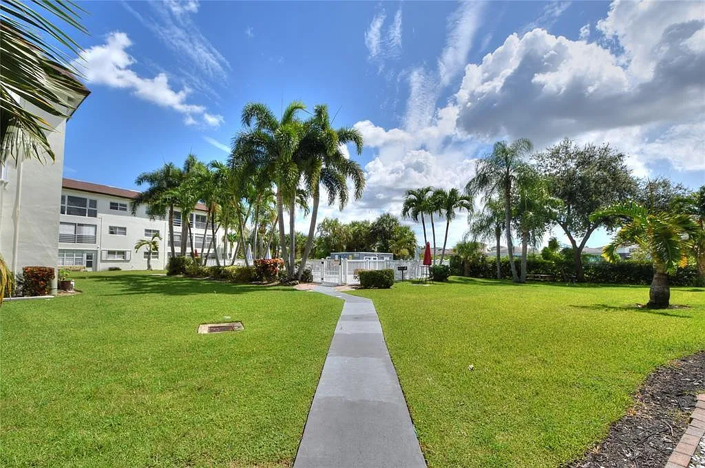 1 bed, 1.5 bath, 840 sqft, $1,695 — Photo 1