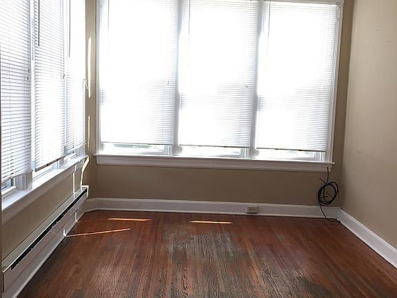 2nd image of 398 1/2 Bryan Pl