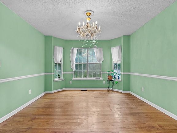 5th image of 302 Riverbrook Ln