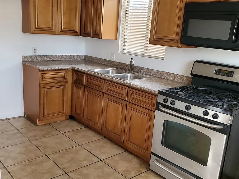 419 W Ramona Dr — Photo 2