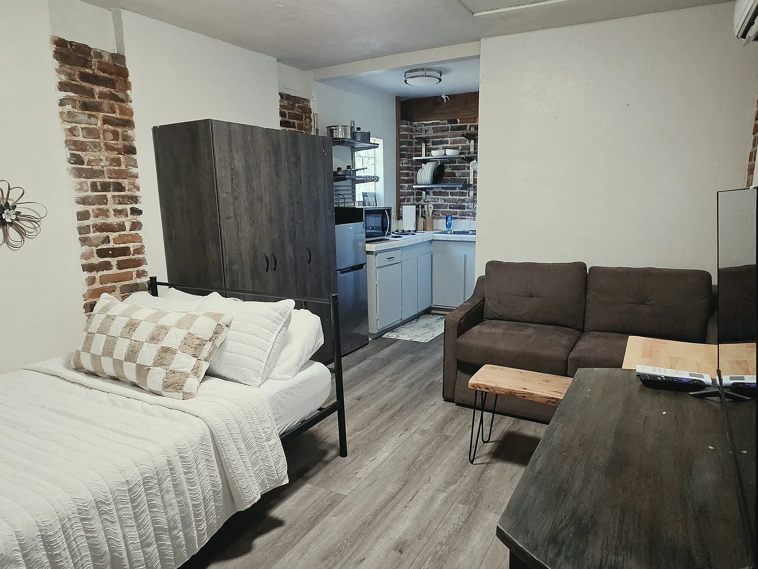 825 N Conyer St — Photo 3