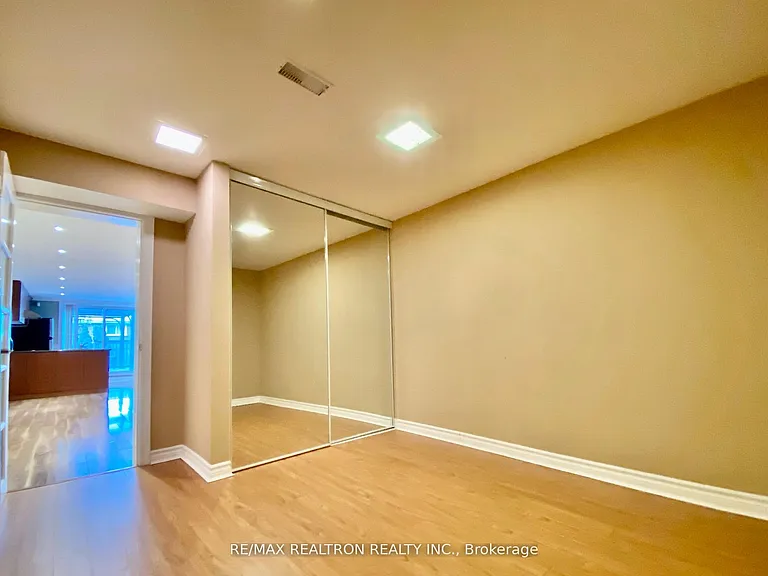 76 Clansman Blvd #LOWER — Photo 12