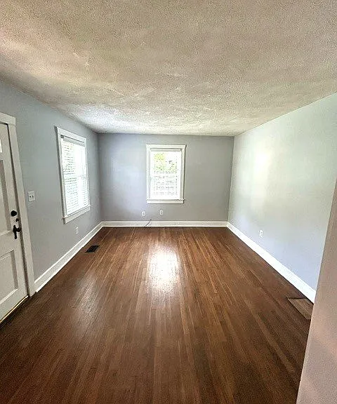2911 Dobbs Ave — Photo 5