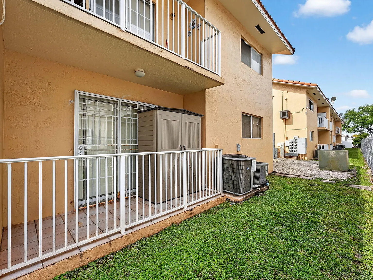 2 bed, 2.0 bath, 870 sqft, $2,400 — Photo 4