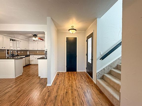 3rd image of 4715 Hemlock Ln
