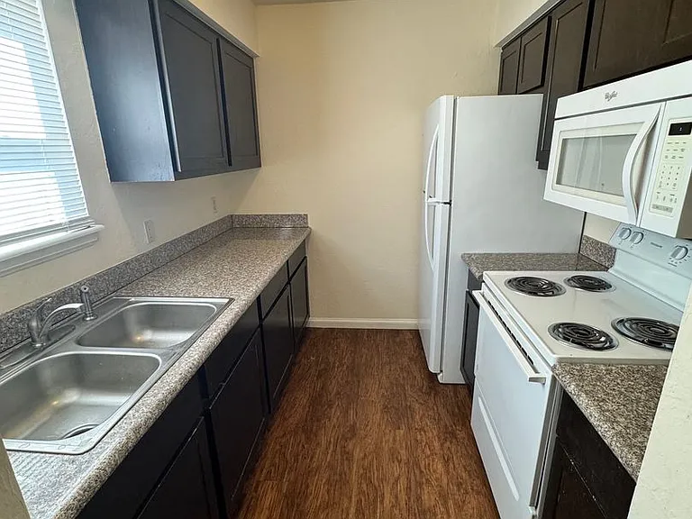 Renaissance Park Apartments — Photo 12