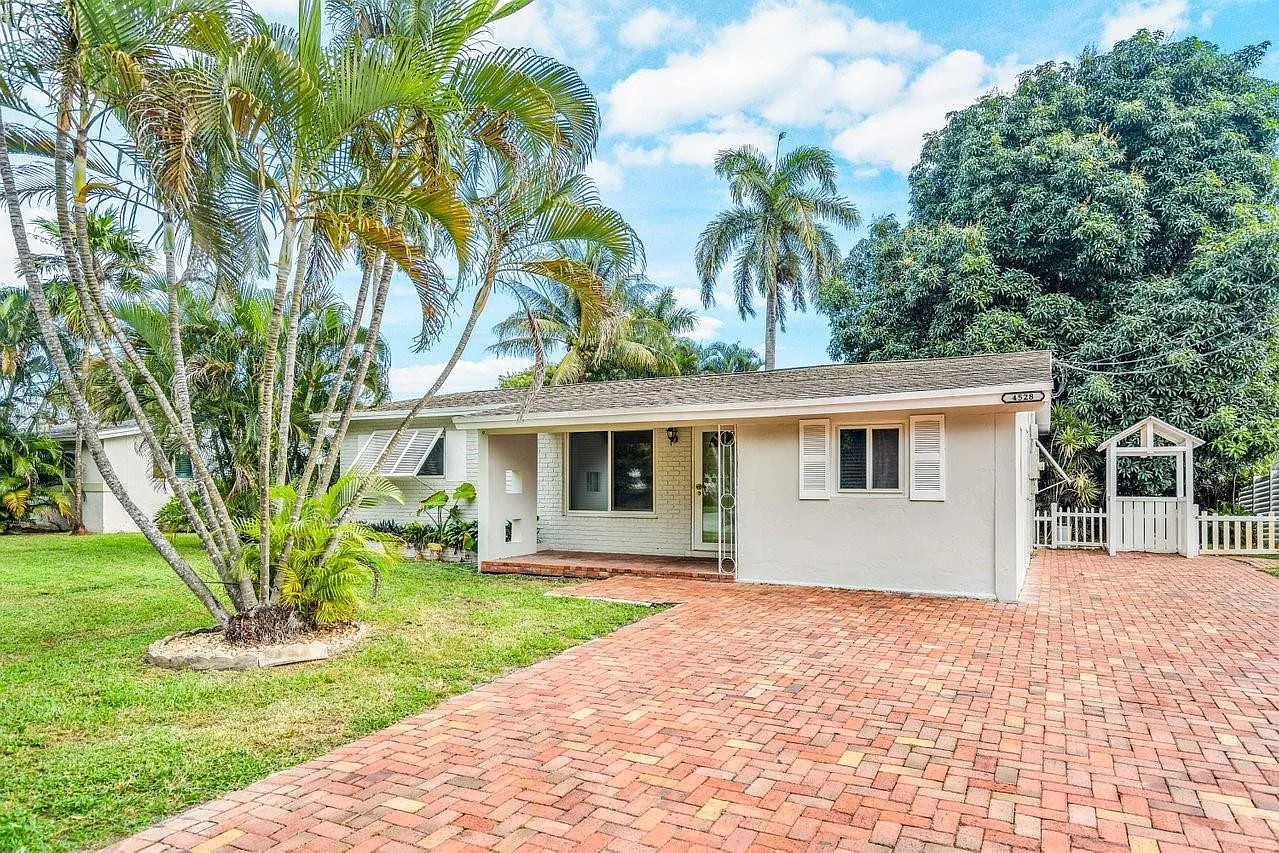 3 bed, 2.0 bath, 1418 sqft, $3,600 — Photo 3