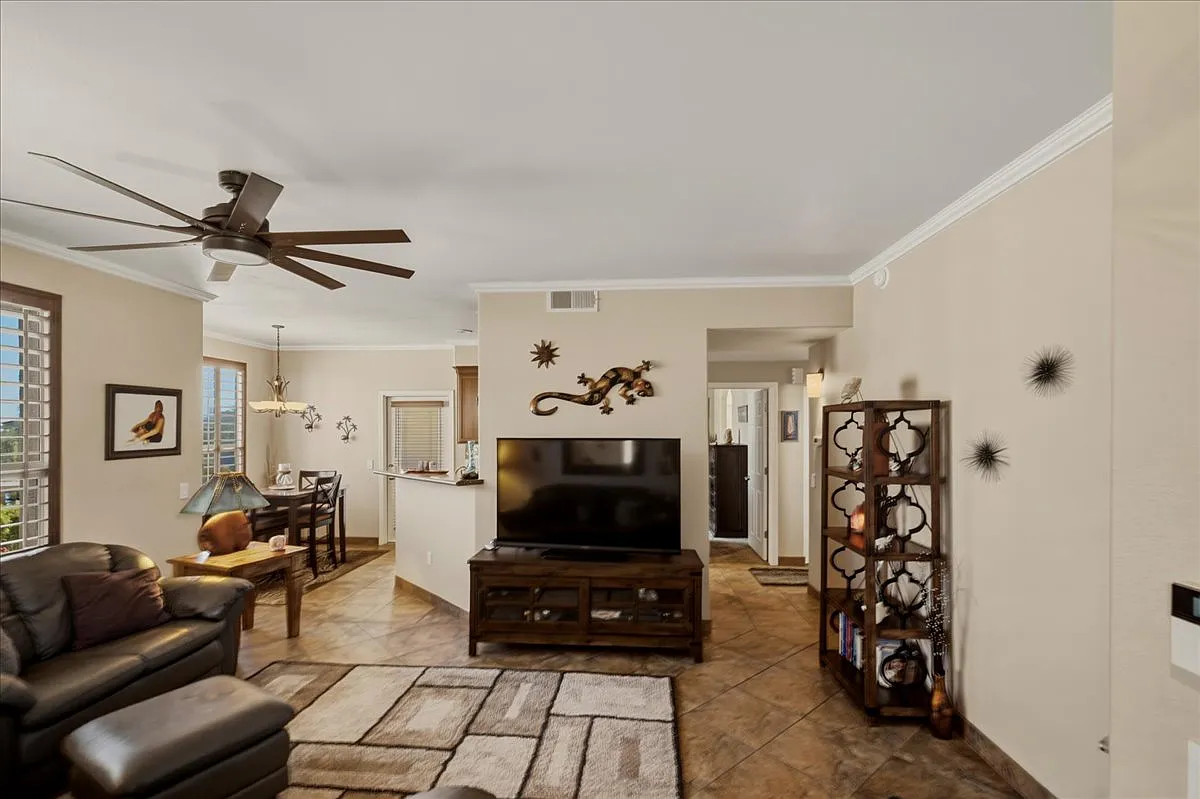 2 bed, 1056 sqft, $1,900 — Photo 3