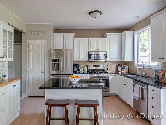 3rd image of 4700 Meadow Lake Dr SE