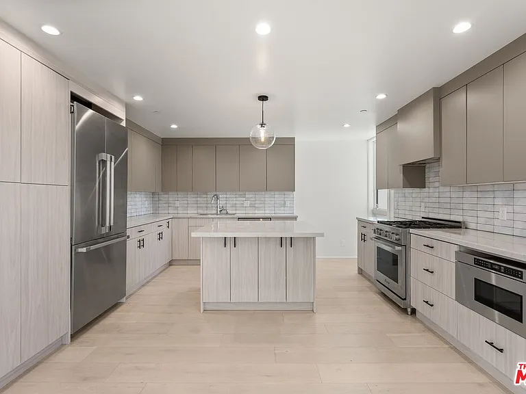 734 Indiana Ave — Photo 3