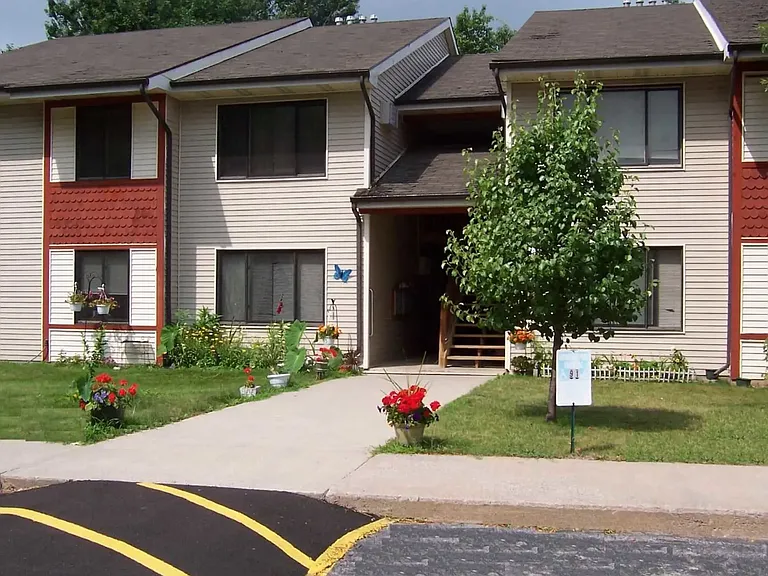 Crimson Heights Apartments — Photo 9