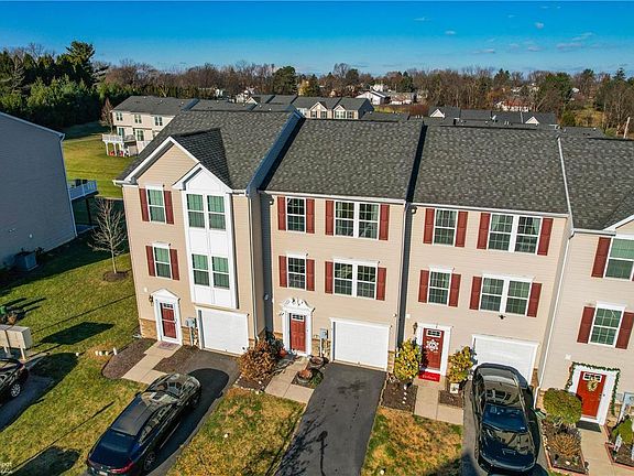 2nd image of 8 Gold Rose Ln