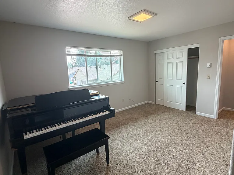 1426 NE Thomas Ct — Photo 18