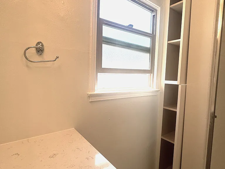 2945 De La Vina St #C — Photo 6