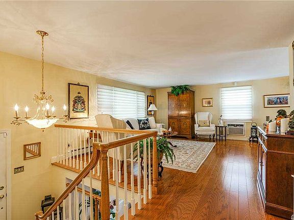 3rd image of 23 Manchester Ln