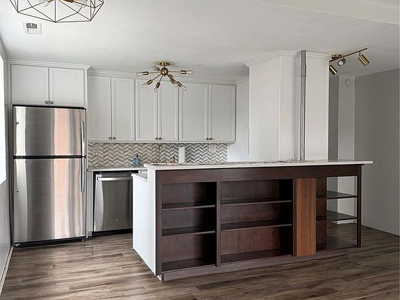 3rd image of 800 N Washington Street #202
