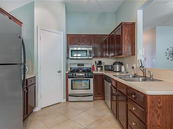 4th image of 2800 Bexar Grass Dr