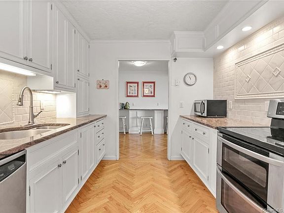 5th image of 143 Hoyt St