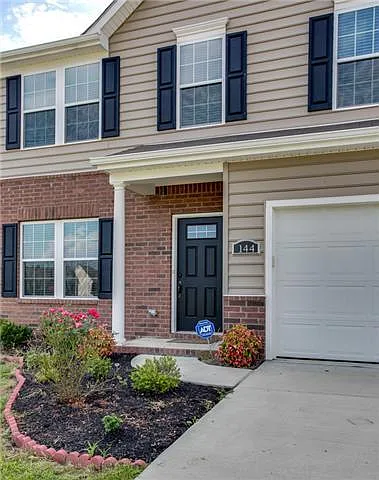 3 bed, 2.5 bath, 2200 sqft, $2,500 — Photo 2