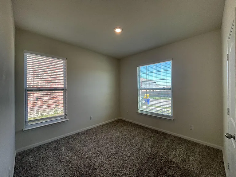 1921 Belmont Ln — Photo 13