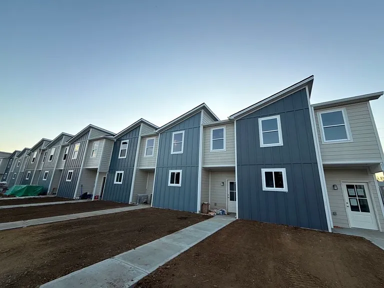 111 Blaze Dr — Photo 2